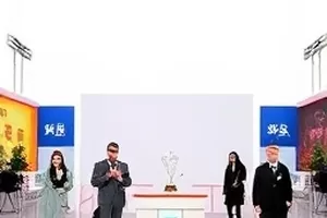 红毯尽头空着的签名板与散落的话筒