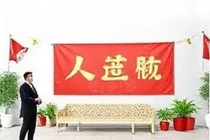 凌晨收工后节目组围坐吃第三顿夜宵的后台